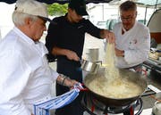 Am Samstag bereiten Chefköche der Gilde etablierter Schweizer Gastronomen auch beim Brunnen in der St.Galler Marktgasse Risotto zu. (Bild: Archiv «St.Galler Tagblatt» - 1. September 2018)