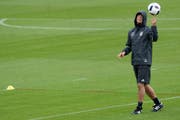 Allein im Regen: Jogi Löw, Bundestrainer seit 2006 (Bild: key)