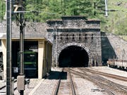 Der Bahnverkehr durch den Lötschberg-Scheiteltunnel wurde am Dienstagnachmittag unterbrochen. (Bild: KEYSTONE/CHRISTIAN BEUTLER)