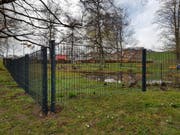 Der umstrittene Zaun wird durch einen transparenteren und tieferen Maschendrahtzaun ersetzt. (Bild: Alessia Pagani)