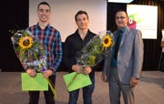 Zufriedene Gesichter: Benjamin Koch (von links) und Ramon Gantenbein wurden von Andreja Slavik, Präsident des Konstrukteur-Lehrmeisterverbands, mit dem «Champion»-Titel ausgezeichnet. Bild: Ralph Dietsche