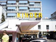 Ein Arbeitskonflikt am Zürcher Kinderspital ist eskaliert: Die Verantwortlichen reichten Strafanzeige wegen Drohung gegen einen ehemaligen Herzchirurgen ein. (Bild: KEYSTONE/PETRA OROSZ)