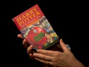 Eine katholische Schule in den USA hat die «Harry-Potter»-Bücher wegen der Zaubersprüche aus ihrer Bibliothek verbannt. (Bild: KEYSTONE/AP/Matt Dunham)