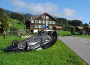 Das Unfallauto kam auf dem Dach liegend im Wiesland zum Stillstand. (Bild: Kapo Schwyz, Sattel, 3. September 2019)