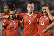 Ana-Maria Crnogorcevic (Mitte, Nummer 9) bejubelt mit ihren Teamkolleginnen Noelle Maritz (links, Nummer 5) und Svenja Fölmli (rechts, Nummer 13) ihr Rekordtor. (Bild: Keystone)