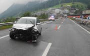 Das schwer beschädigte Unfallauto kam auf der rechten Spur der A4 zum Stillstand. (Bild:Kapo Schwyz, Immensee, 2. September 2019)