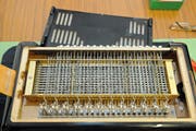 Da gilt es, den Überblick nicht zu verlieren: die Bassmechanik eines Akkordeons.