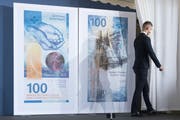 So sieht sie aus, die neue 100er-Note. Derzeit sind 134 Millionen Stück im Umlauf. Bild: Peter Klaunzer/Keystone