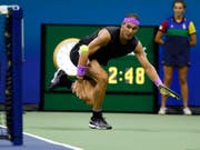 Spektakulär: Den zweitletzten Punkt des Achtelfinals gegen Maris Cilic gewann Rafael Nadal mit einem Ball um den Netzpfosten herum (Bild: KEYSTONE/FR103966 AP/JASON DECROW)
