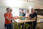 Freuen sich über ihren Arbeitsplatz im Working Point (von links): Roman Schön, Anja Wild, Elias Bricker, Christine Blaser und Thomas Gisler. (Bild: Christian Tschümperlin, Altdorf, 16. August 2019)