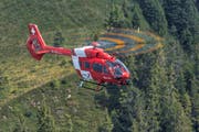 Der neue Airbus Helicopters H145 im Flug über unwegsamem Gelände.