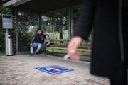 Die Bodenmarkierung macht unmissverständlich klar: Rauchen ist hier unerwünscht – auch wenn nebenan ein Abfalleimer mit Aschenbecher steht. (Bild: Benjamin Manser)