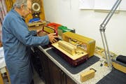 Werner Frick demontiert eine «Record»-Handorgel, um sie neu zu stimmen. (Bilder: Michael Hug)
