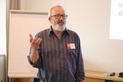 Der Frauenfelder Coach Jürg Hartmann verdeutlichte den IHK-Mitgliedern, dass es bei Jahresgesprächen mehr Fallstricke als Nutzen gibt, wenn man sich als Vorgesetzte nicht bestens darauf vorbereitet. (Bild: Christof Lampart)