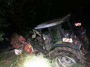 Am Montagabend hat sich im freiburgischen Rechthalten ein Traktor mit Anhänger selbständig gemacht. Er landete in einem Bach. (Bild: Kantonspolizei Freiburg)