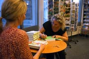 Franziska Stöckli signiert Bücher. (Bild: Dieter Langhart)