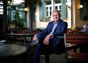 Im schattigen Garten des Restaurants Brandenberg in Zug fühlt sich Ständeratskandidat Heinz Tännler wohl. (Bild: Stefan Kaiser, Zug, 06. August 2019)