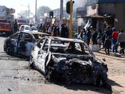 Zahlreiche Personen wurden am Montag im südafrikanischen Johannesburg nach Ausschreitungen festgenommen. (Bild: KEYSTONE/AP)
