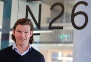Der Wiener Valentin Stalf ist Mit-Gründer und Chef der Bank N26. Die deutsche Smartphone-Bank will nun auch in der Schweiz Fuss fassen. Bild: Wolfgang Kumm/Keystone/DPA
