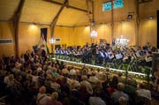 Das Symphonische Blasorchester Kreuzlingen konzertiert in der Kulturscheune des Schloss Girsberg. (Bild: Andrea Stalder - August 2016)