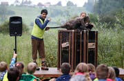 Giuseppe Spina (Schauspiel) und Rahel Wohlgensinger (Puppenspiel) unterhalten die Kinder. (Bild: Stefan Kaiser, Hagendorn, 2. September 2019)