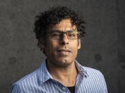 In der Schweiz entdeckte der irakische Schriftsteller Usama Al Shahmani das Wandern - in seiner Heimat gibt es nicht einmal ein Wort dafür. (Keystone/Ennio Leanza) (Bild: Keystone/ENNIO LEANZA)