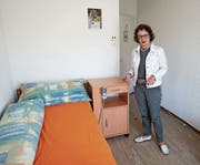 Kathrin Hilber, Präsidentin der Sana Fürstenland, zeigt eines der nicht mehr zeitgemässen Zimmer im «Espel». (Bild: Johannes Wey)