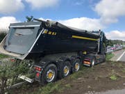 Der Lenker ist mit einem Sattelschlepper in die Mittelleitplanke gefahren. (Bild: PD)