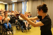 Bewohner der Stiftung Weidli proben für ein Theaterprojekt. (Bild: Irene Infanger, Stans, 2. Juli 2019)