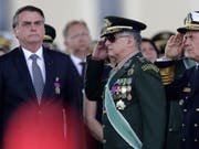 Brasiliens Präsident Jair Bolsonaro (links) wird nicht zu einem Gipfeltreffen nach Kolumbien reisen, bei dem es um die Brände im Amazonasgebiet geht. (Bild: KEYSTONE/AP/ERALDO PERES)