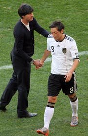 Löw mit Mesut Özil, bevor die Beziehung zerbrach. (Bild: Keystone)