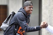 Denis Zakaria bei seiner Ankunft für die Länderspiele gegen Irland und Gibraltar. (Walter Bieri/KEY)