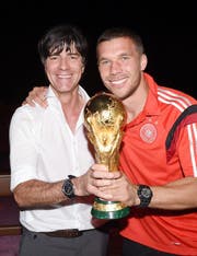 Jogi Löw beim Feiern mit Lukas Podolski. (Bild: Keystone)