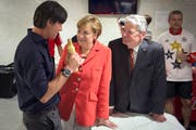 Der deutsche Nati-Trainer im Gespräch mit Kanzlerin Angela Merkel und Bundespräsident Joachim Gauck. (Bild: Keystone)