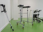 Gehhilfen im Trainingszentrum im Neubau der Universitären Altersmedizin Felix Platter in Basel. Wegen der natürlichen Alterung der Bevölkerung wächst die Zahl der stationären Rehabilitationen - und die Kosten. 2017 betrugen sie 1,84 Milliarden Franken (Bild: Keystone/GEORGIOS KEFALAS)