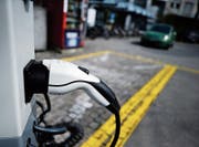 Die WWZ-Ladestation beim Bundesplatz ist eine von rund 30 Ladestationen für Elektroautos. (Bild: Stefan Kaiser, Zug, 5. April 2019)