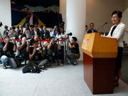 Hongkongs Regierungschefin Carrie Lam weist vor Journalisten Spekulationen über eigene Rücktrittsabsichten zurück. (Bild: KEYSTONE/AP/JAE C. HONG)