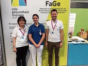 Martina Bösch (Mitte) mit Berufsbildnern Katharina Möhl und Primin Riegger an der Berufsmeisterschaft in St.Gallen. Bild: PD