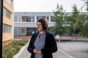 Ramona Gut-Rogger (FDP) auf dem Pausenplatz der Schulanlage Gersag, wo sie Schulleiterin ist. (Bild: Nadia Schärli, 3. September 2019)