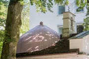 So sieht die Brust auf der Kapelle beim Löwendenkmal aus. (Bild: Boris Bürgisser, 3. September 2019)