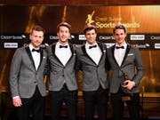 Simon Niepmann (links) erhielt zusammen mit Simon Schürch, Mario Gyr und Lucas Tramer 2016 den Preis als «Team des Jahres» (Bild: KEYSTONE/PPR/MANUEL LOPEZ)