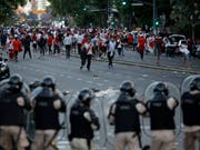Ausnahmezustand: Duelle zwischen den verfeindeten Stadtrivalen River Plate und Boca Juniors erfordern ein grosses Polizeiaufgebot (Bild: KEYSTONE/AP/SEBASTIAN PANI)