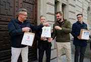 Vertreter der Jungparteien übergeben der Staatskanzlei die Unterschriftensammlung für längere Ladenöffnungszeiten im Kanton Zug. Im Bild: Herbert Fischer (Staatskanzlei), Chris Greter, Gian Brun und Mariano Giddey. (Bild: Stefan Kaiser, Zug, 30. September 2019)