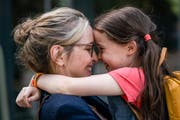 Im Film «My Zoe» kämpft Isabel (July Delpy) zuerst um das Sorgerecht und dann auch um das Leben ihrer Tochter Zoe (Sophia Ally). (Bild: Warner Bros.)