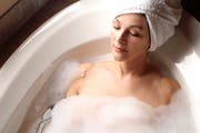 Warm baden vor dem Zubettgehen bei 40 bis 42,5 Grad Celsius hilft . (Bild: Getty)