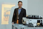Sascha Erni stellte die Ausstellung «Metasteig» aus drei Lichtensteiger Epochen zusammen. (Bild: Michael Hug)