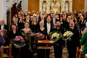 Die Solisten, Sänger und Musiker holen sich den verdienten Applaus ab. (Bild: Inka Grabowsky)