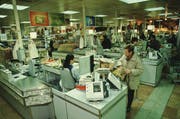 1998: Die Lebensmittelabteilung der Migros im Zugerland. (Bild: PD)