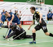 Sorgt vor dem Tor von Waldkirch-St. Gallen für Unruhe: der Zuger Tim Mock (blaues Dress).Bild: Roger Zbinden (Zug, 28. September 2019)