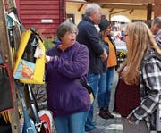 Selbst gebastelte Taschen stossen auf Interesse. (Bild: Peter Spirig)